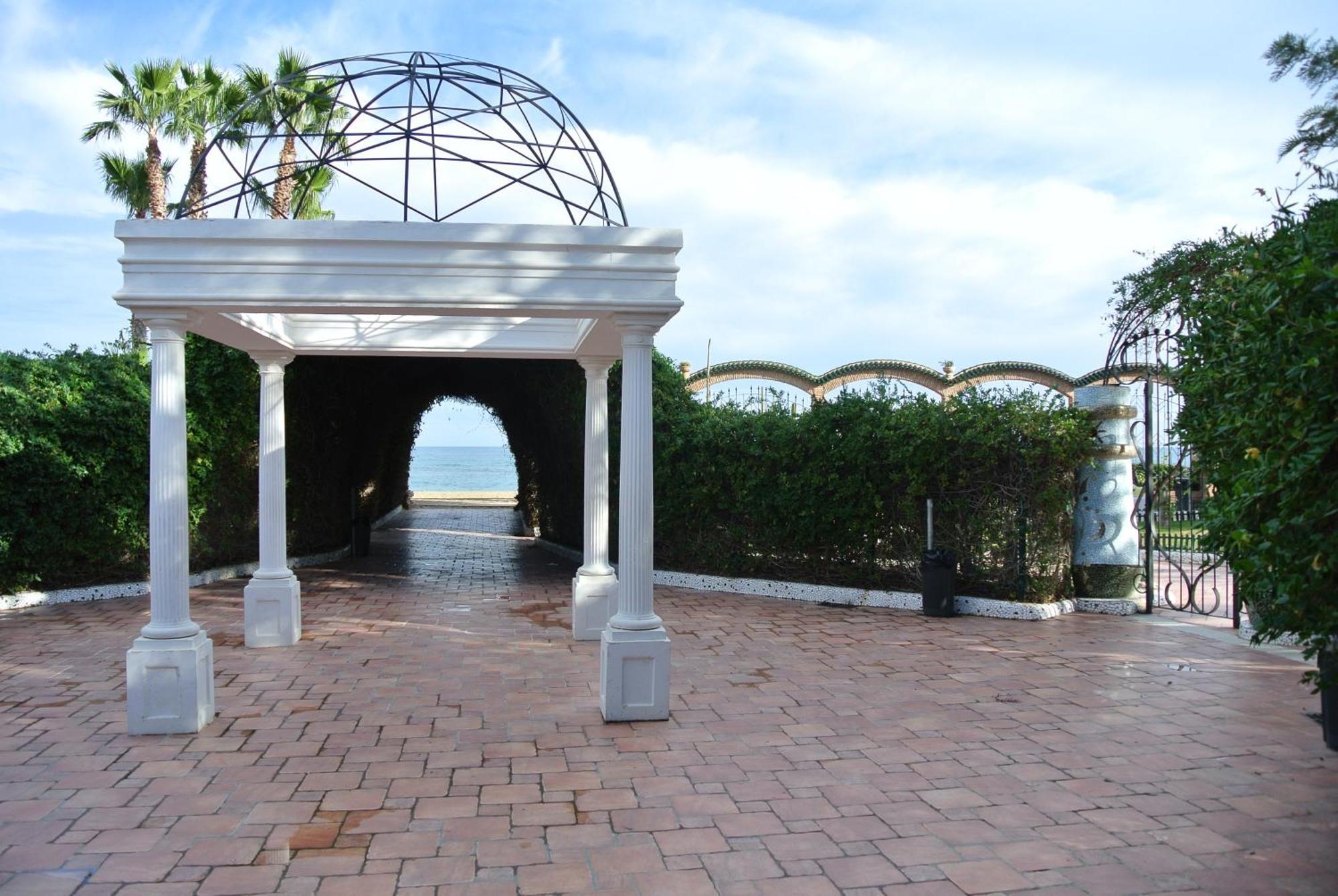Apartamentos Danesp-Playa De Les Amplaries Marina Dor- Frontales Al Mar 奥罗佩萨德尔马 外观 照片